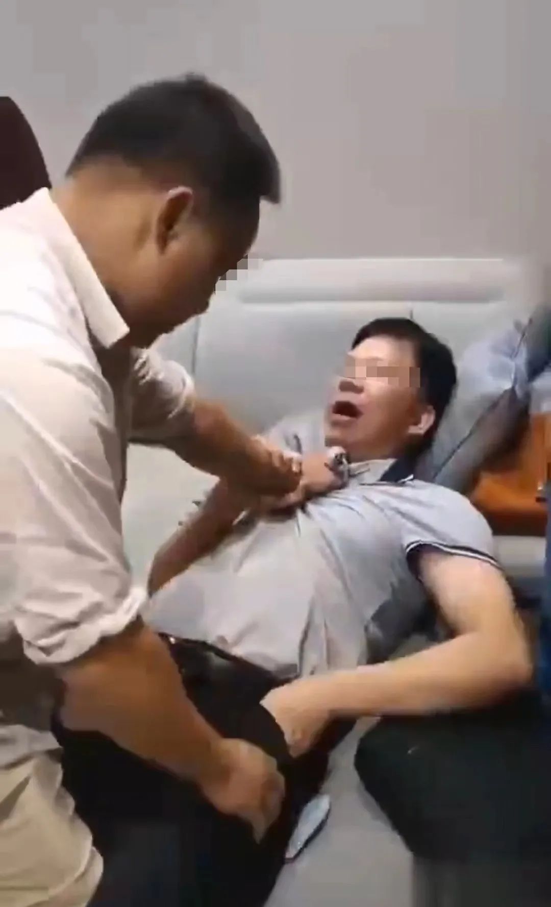 突发！深夜到女局长家“充电”的李副区长，名字已从官网撤下！