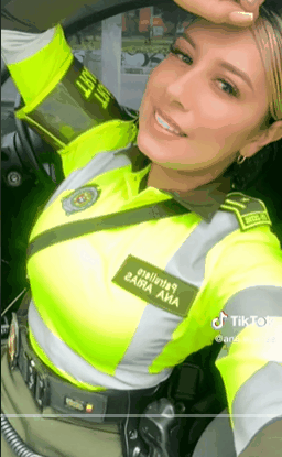 女警在网上秀辣照,有人求着她们逮捕自己