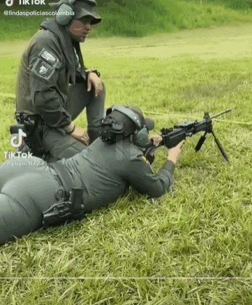 女警在网上秀辣照,有人求着她们逮捕自己