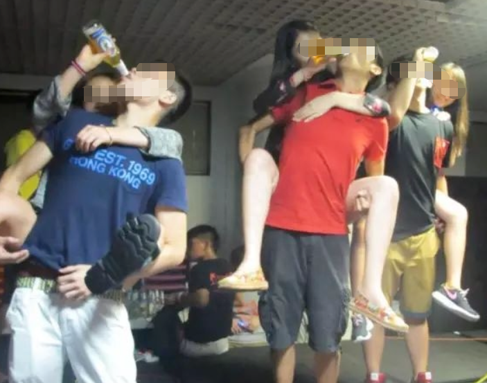 香港大一女生穿“透视装”参加迎新活动...网友：淫新？