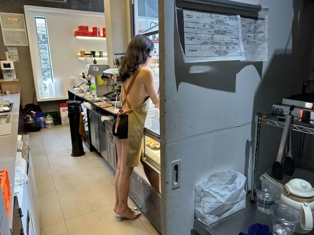 咖啡店女店员真空上阵，被投诉色情营销
