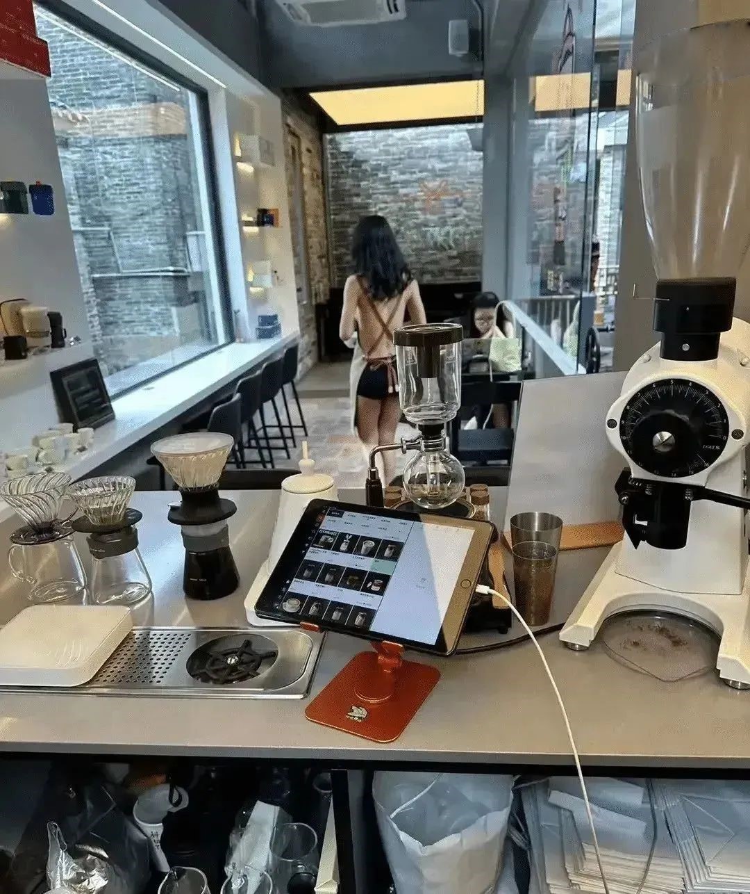 咖啡店女店员真空上阵，被投诉色情营销