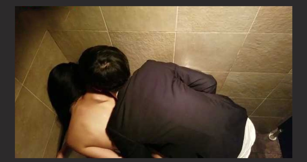 香港兰桂坊酒吧厕所偷拍 激情男女无视场所性爱 视频热度冲上香港热搜榜！