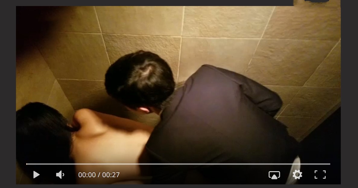 香港兰桂坊酒吧厕所偷拍 激情男女无视场所性爱 视频热度冲上香港热搜榜！
