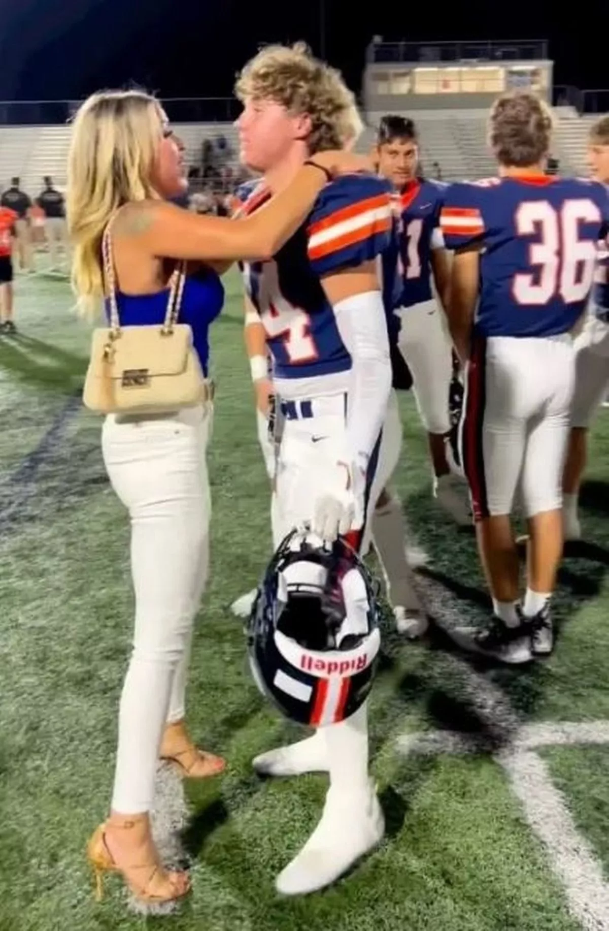 “性感”妈妈被误认为儿子“口渴的女朋友”