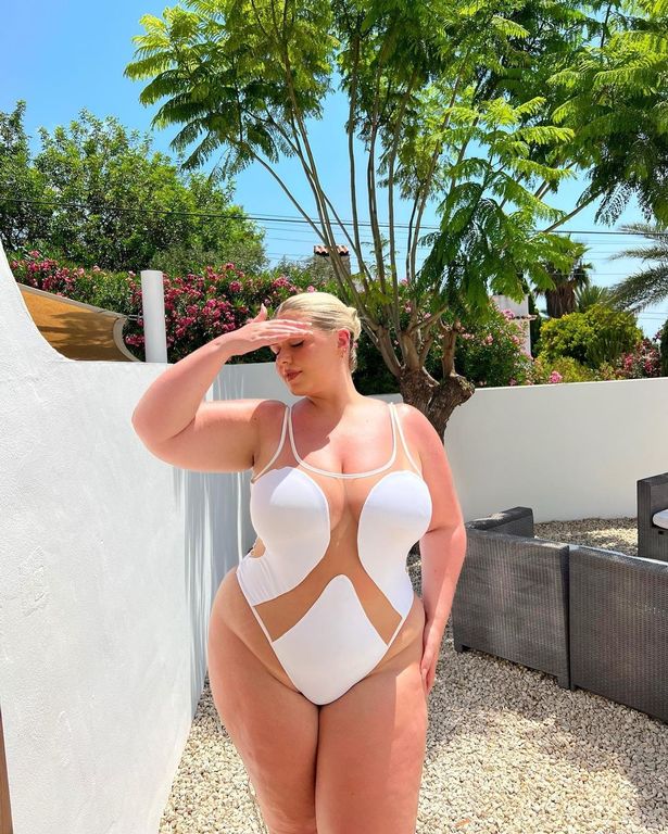 大码女模穿透明泳衣展示曲线 拥抱“巨乳能量”