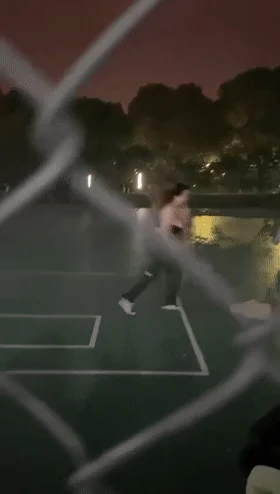 前有某高校军训新生舞蹈才艺表演，后有篮球场一枝独秀，军训生活真是多姿多彩，大学生生活丰富！