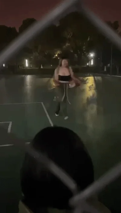 前有某高校军训新生舞蹈才艺表演，后有篮球场一枝独秀，军训生活真是多姿多彩，大学生生活丰富！