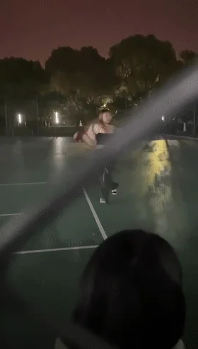 前有某高校军训新生舞蹈才艺表演，后有篮球场一枝独秀，军训生活真是多姿多彩，大学生生活丰富！