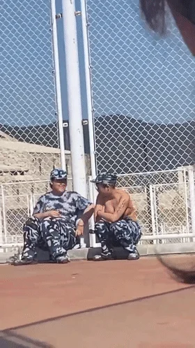 前有某高校军训新生舞蹈才艺表演，后有篮球场一枝独秀，军训生活真是多姿多彩，大学生生活丰富！