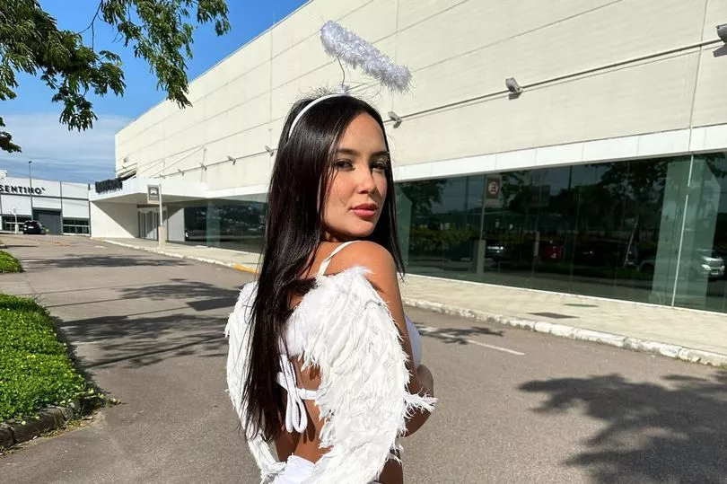 每个月靠性感照片赚 8 万英镑，男人喜欢我打扮成无辜的天使