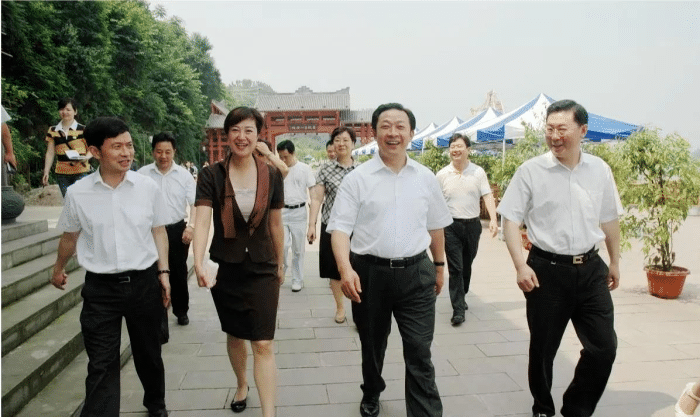 女县委书记袁菱“女皇”般的后宫生活......