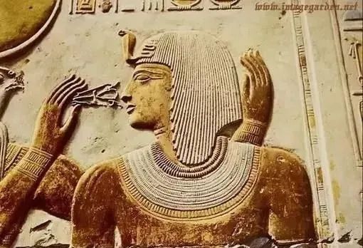 为什么这么多古埃及雕像都没有鼻子？是巧合还是有意为之？