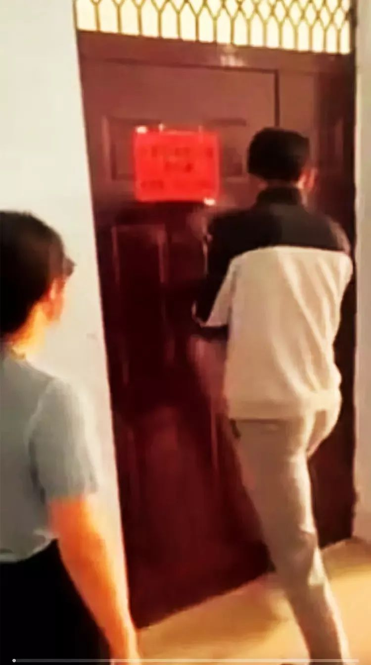 大学生老师办公室内“翻云覆雨”被抓现行？被拍后网友直呼：玩的真花！