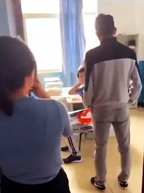 大学生老师办公室内“翻云覆雨”被抓现行？被拍后网友直呼：玩的真花！