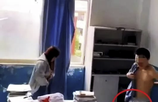 大学生老师办公室内“翻云覆雨”被抓现行？被拍后网友直呼：玩的真花！