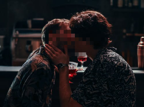 华裔男医生性行为过程中偷偷取下安全套 遭男友起诉