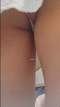 网红打卡地偷窥和闺蜜拍照的高颜值小姐姐 白色连衣裙白骚丁卡大屁屁