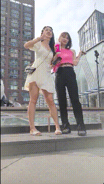 网红打卡地偷窥和闺蜜拍照的高颜值小姐姐 白色连衣裙白骚丁卡大屁屁