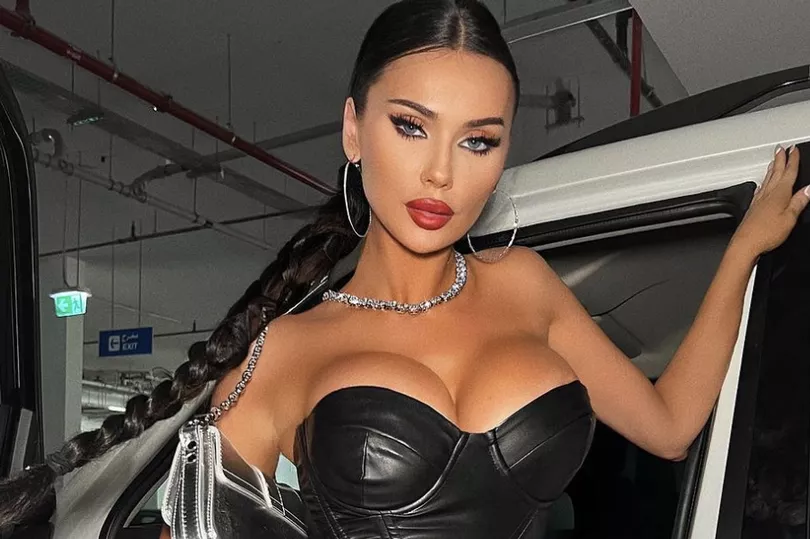 模特穿着纯粹的“淘气女仆”服装暴露曲线