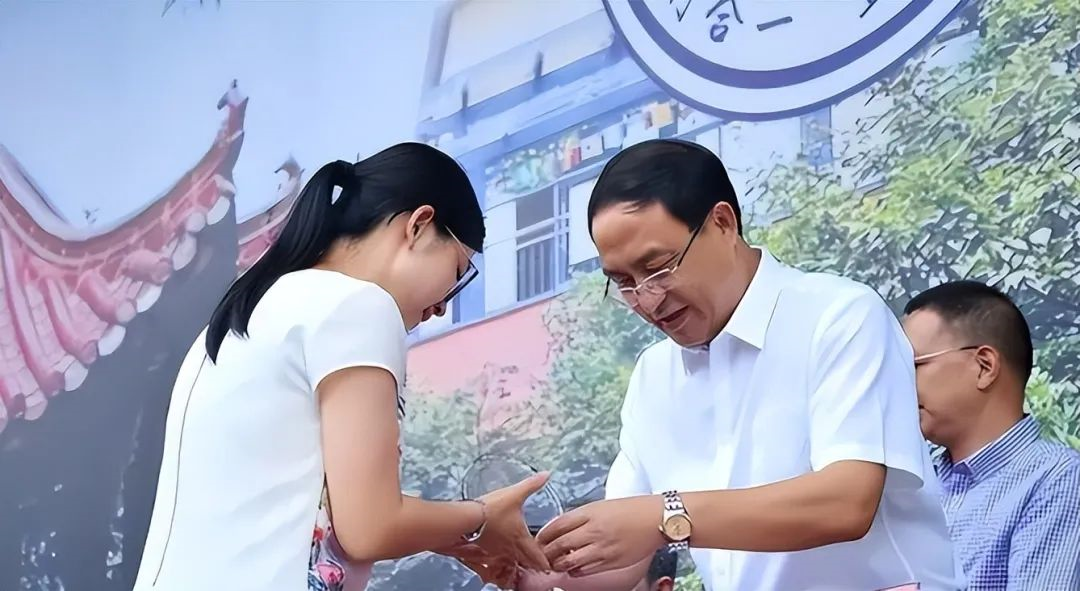 衣冠禽兽！睡了2个校长、103个女老师、18个女学生、长期包养1个女大学生，还贪污3个亿