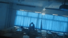 湖南水利水电职业技术学院 学生情侣在教室啪啪啪 以为拉起窗帘就没人发现？