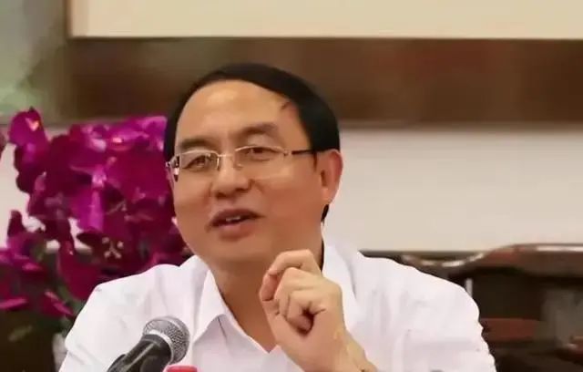 衣冠禽兽！睡了2个校长、103个女老师、18个女学生、长期包养1个女大学生，还贪污3个亿