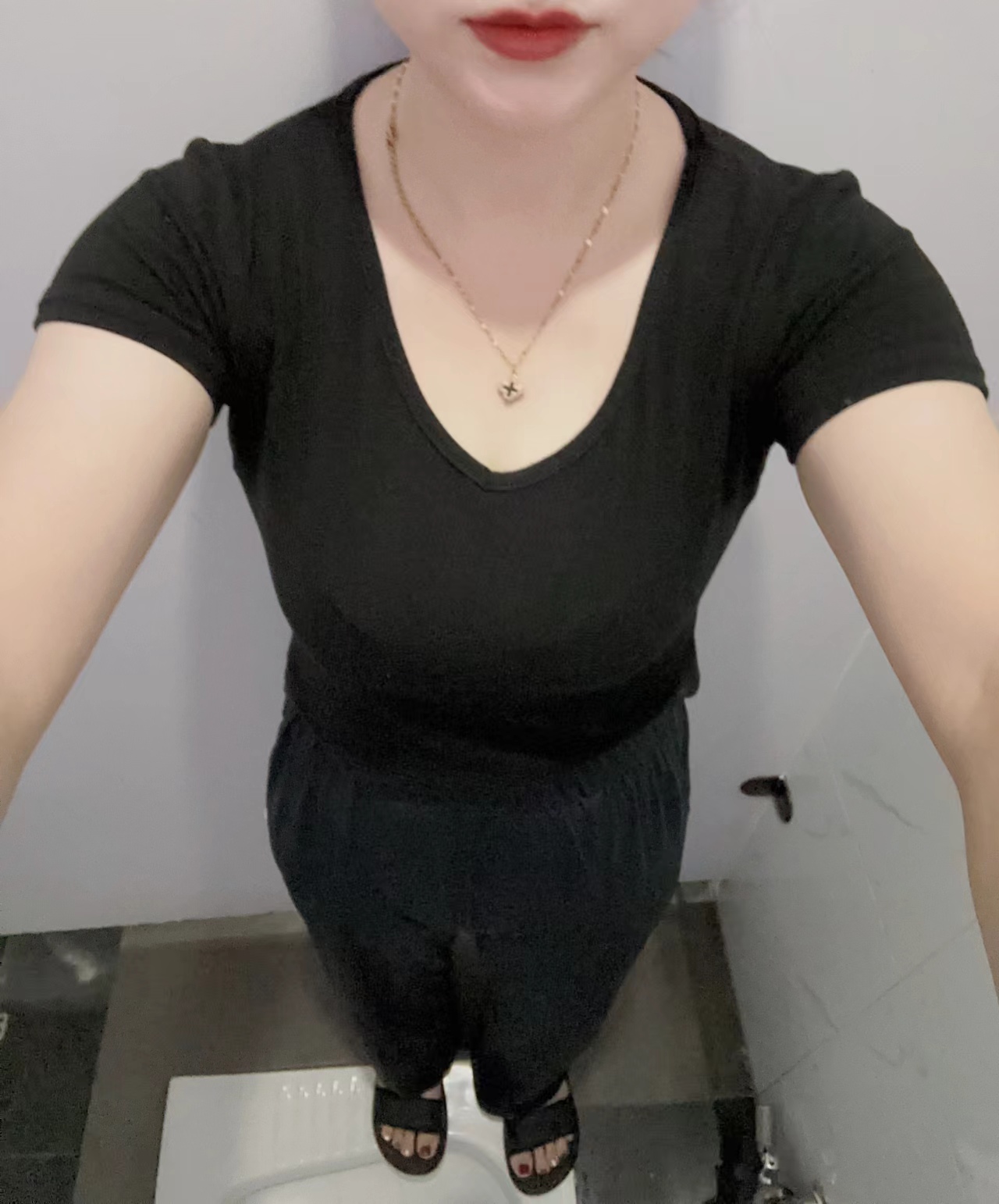 反差婊的日常!公卫自拍奶子!