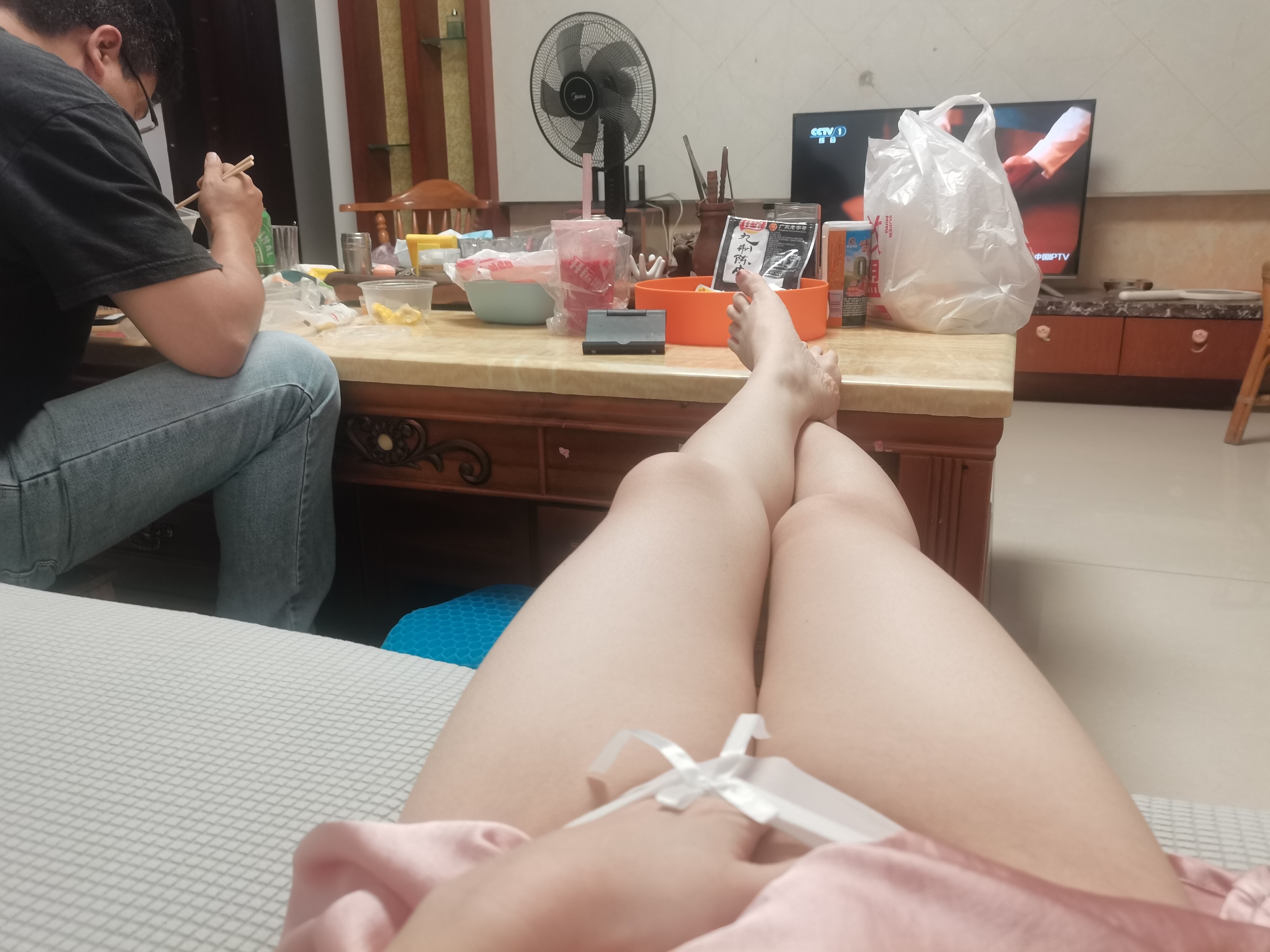 来点不一样的视觉,老公在吃饭,我在跟网友撩骚