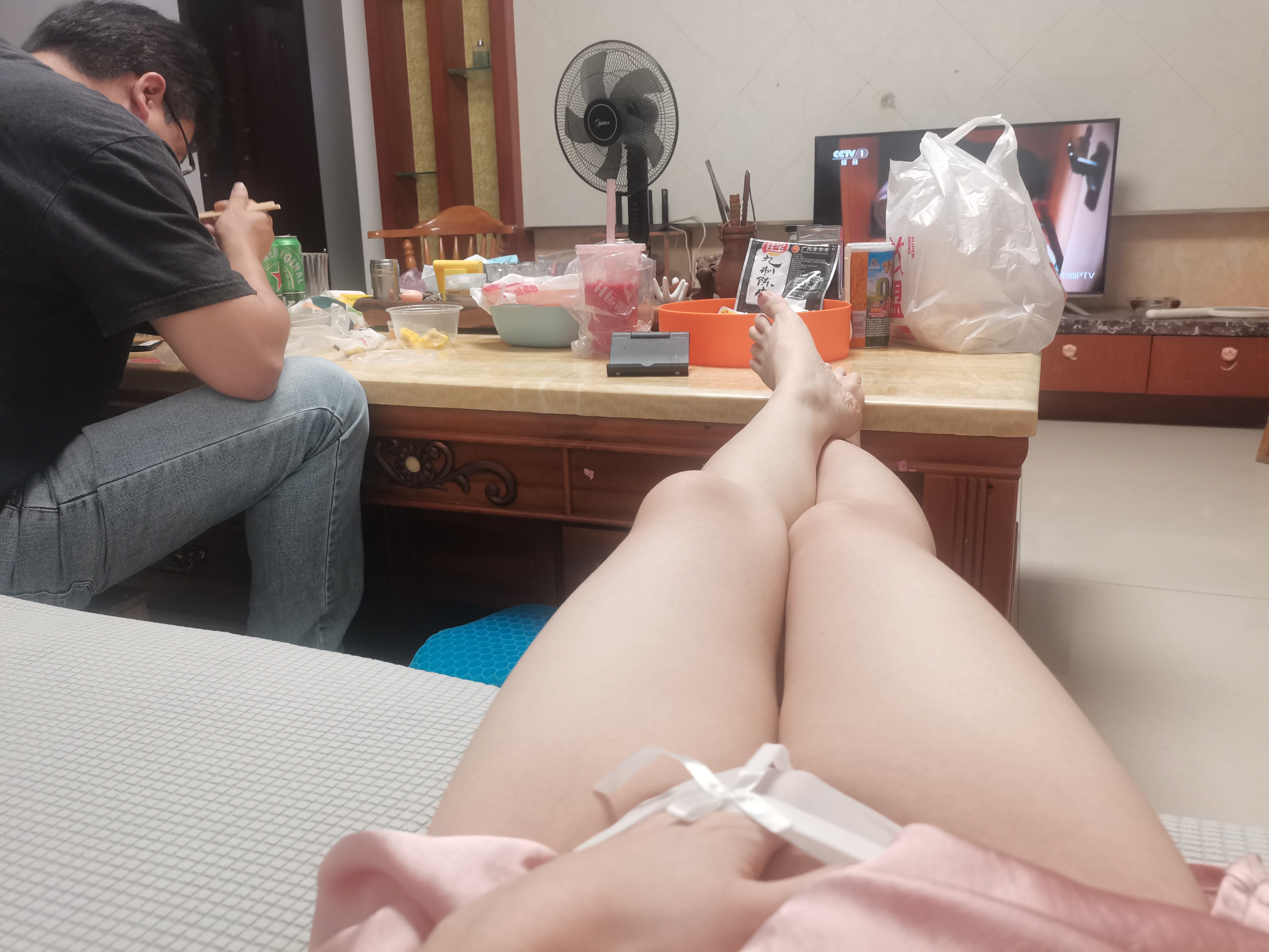 来点不一样的视觉，老公在吃饭，我在跟网友撩骚