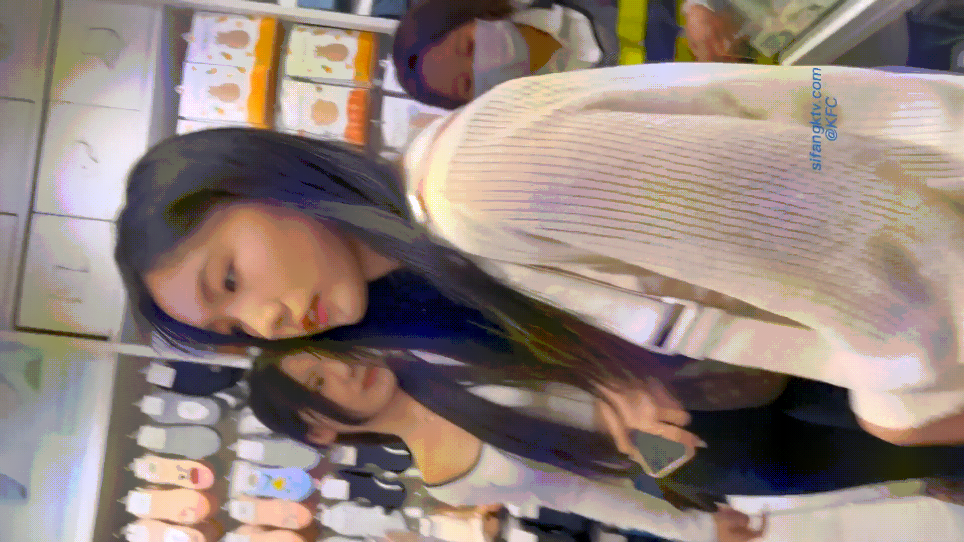 尾随TP几个气质美女裙底风光吊带裙小靓妹,透明内前面清晰看到黑森林和骚穴