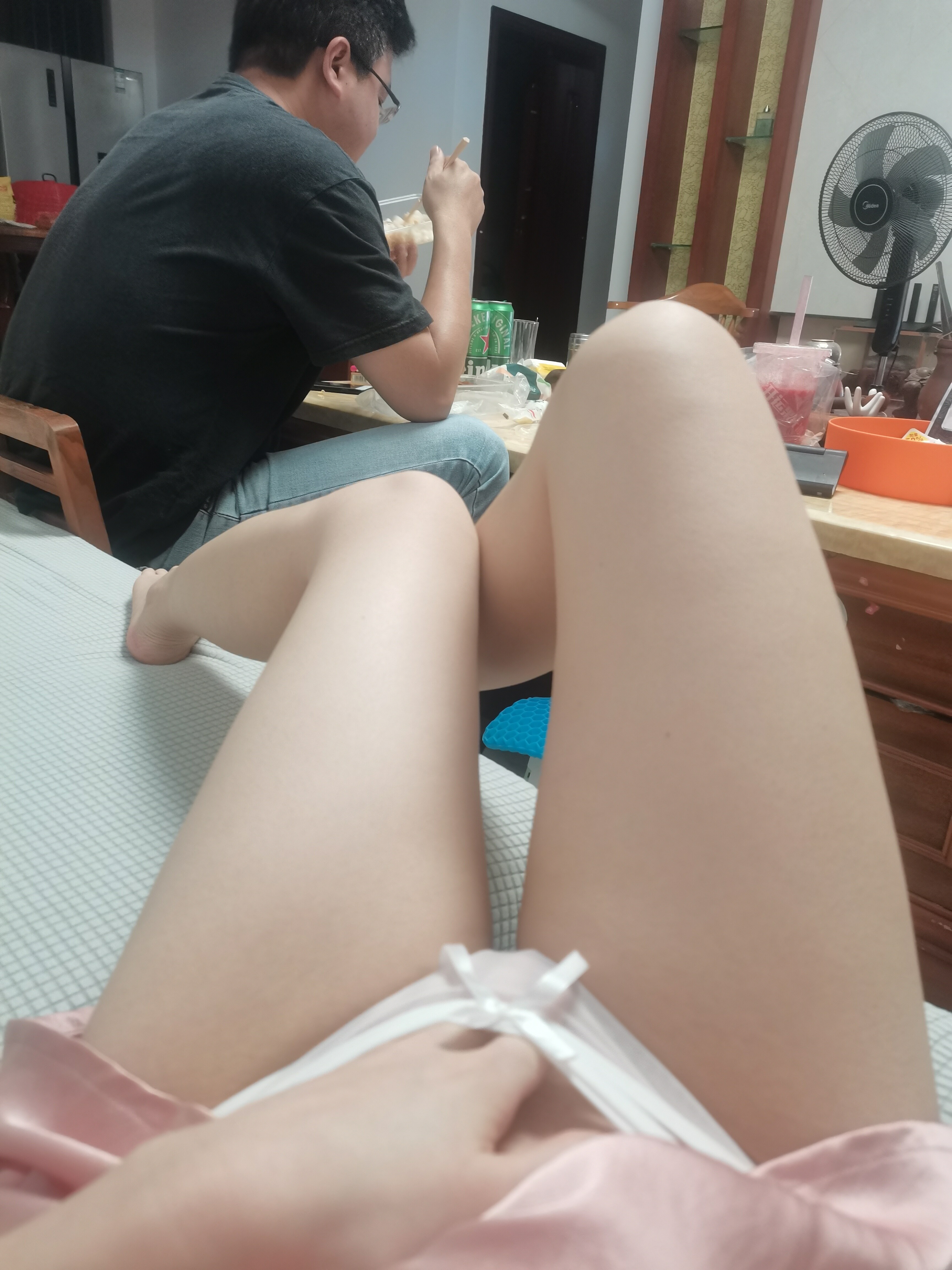 来点不一样的视觉,老公在吃饭,我在跟网友撩骚