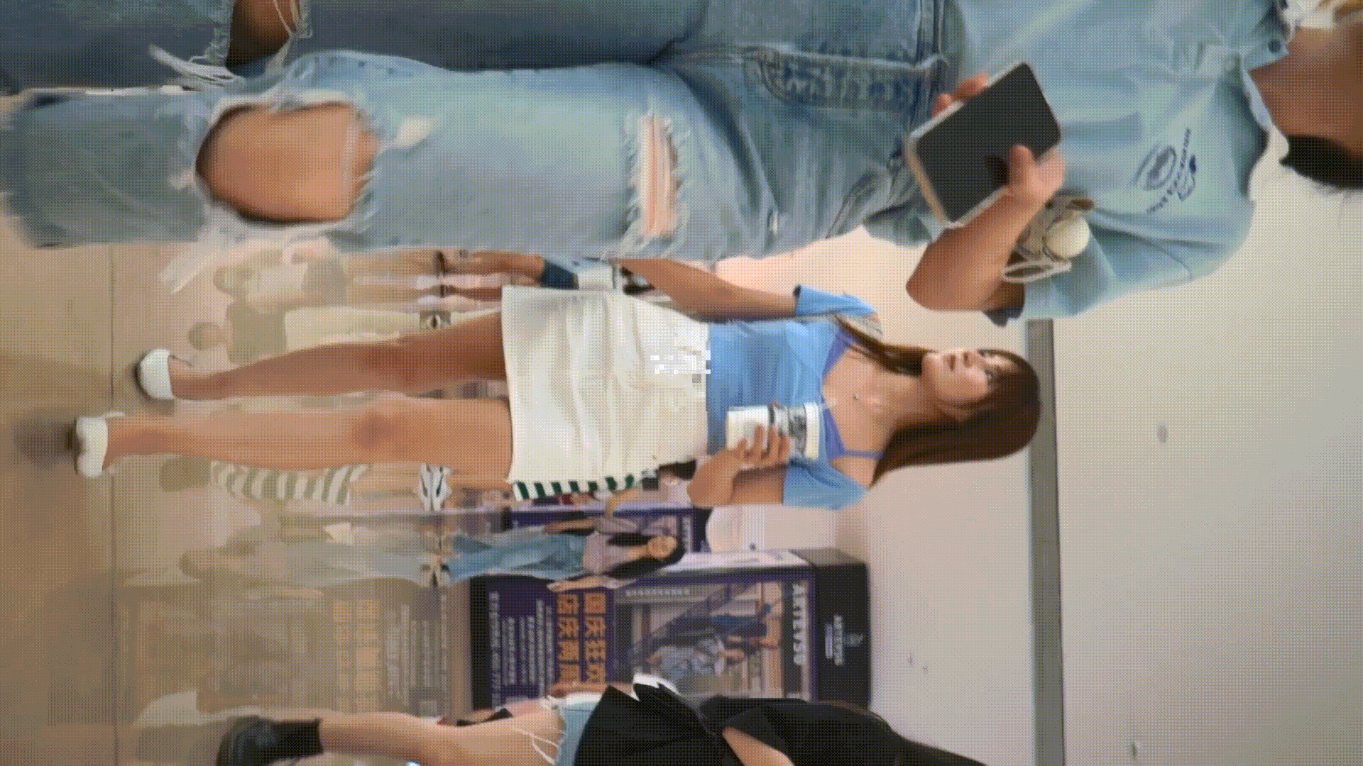 尾随TP几个气质美女裙底风光吊带裙小靓妹,透明内前面清晰看到黑森林和骚穴