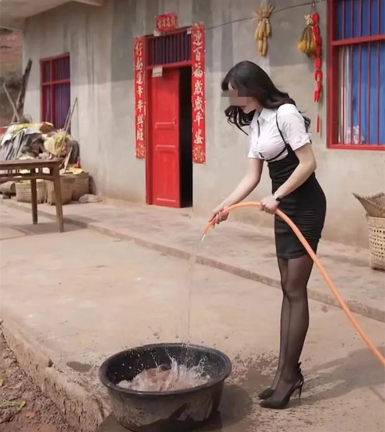 抖阴上的黑丝农村媛，求你们别再用“骚风妖气”勾搭老大爷了