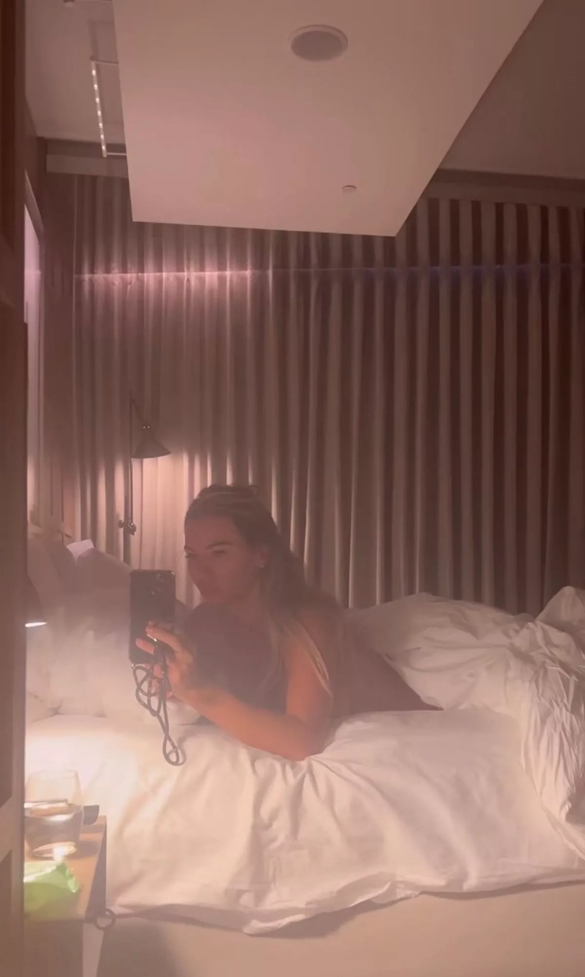 女星穿着丁字裤露出屁股，粉丝“跪倒在地”