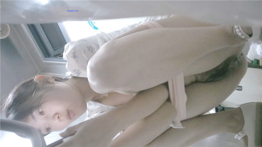 新流出厕拍大神潜入健身会所女厕多角度偷拍各种翘臀健身美女尿尿