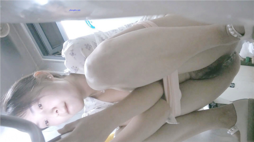 新流出厕拍大神潜入健身会所女厕多角度偷拍各种翘臀健身美女尿尿