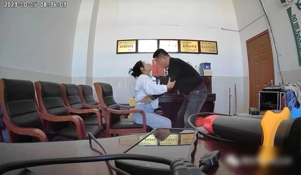 男女在“名师工作室”里“办那事”被直播