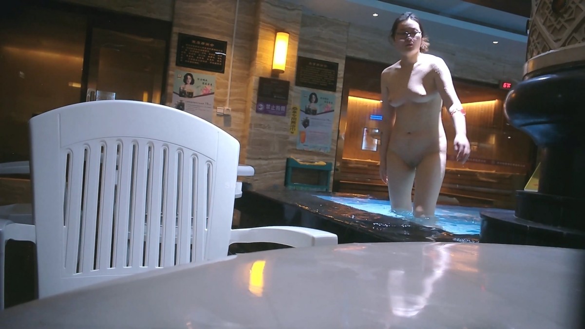 温泉洗浴女宾换衣室洗浴室内部曝光4K，各种诱人胴体专挑年轻奶大身材好的拍