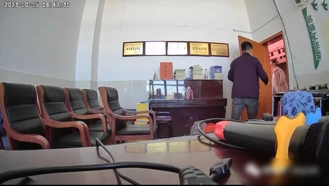 男女在“名师工作室”里“办那事”被直播