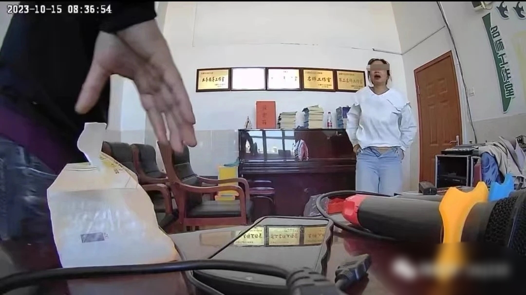 男女在“名师工作室”里“办那事”被直播