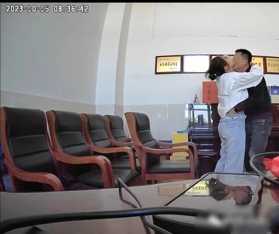 男女在“名师工作室”里“办那事”被直播