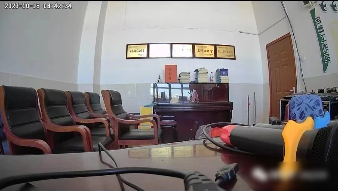 男女在“名师工作室”里“办那事”被直播