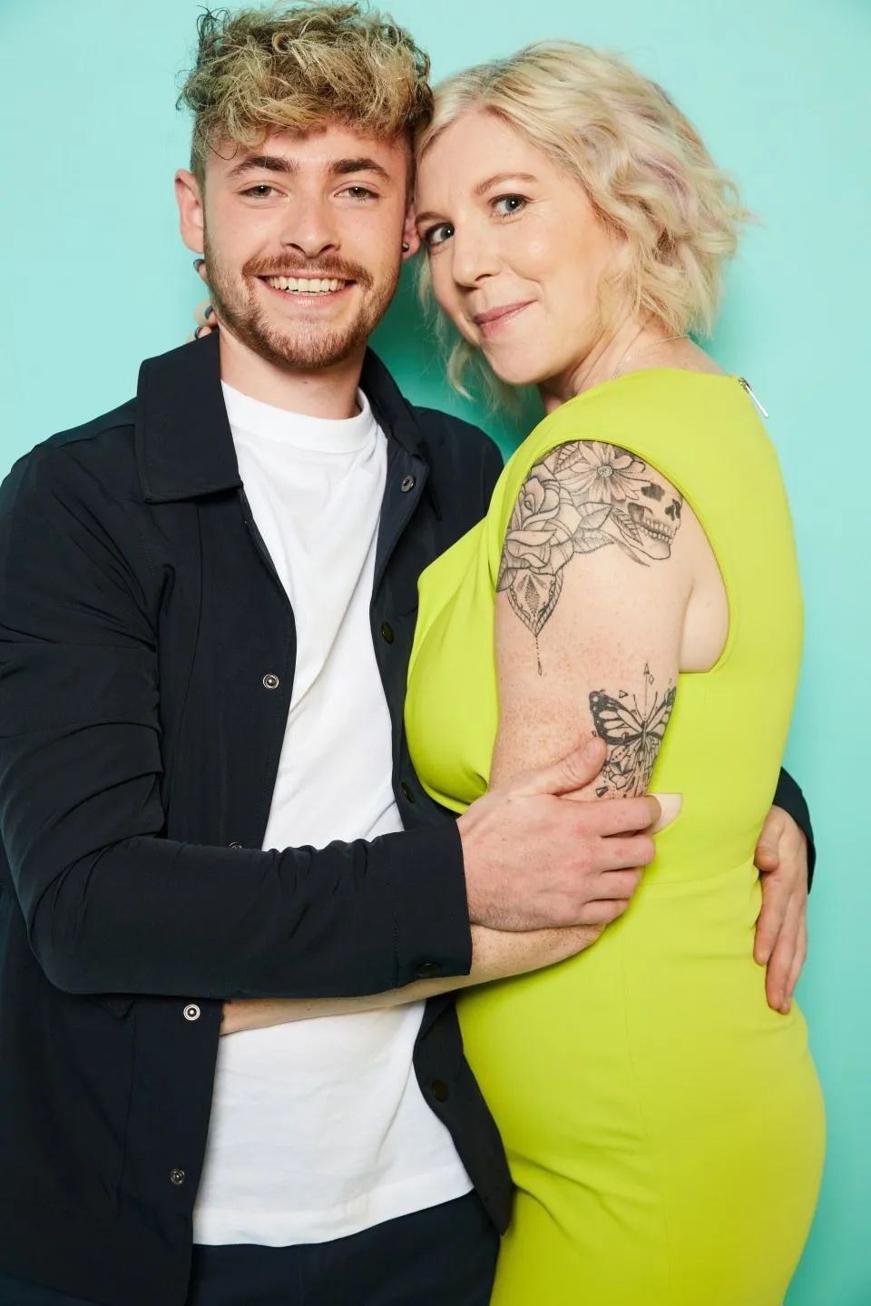 43岁熟妇恋上21岁鲜肉，她说这就是命