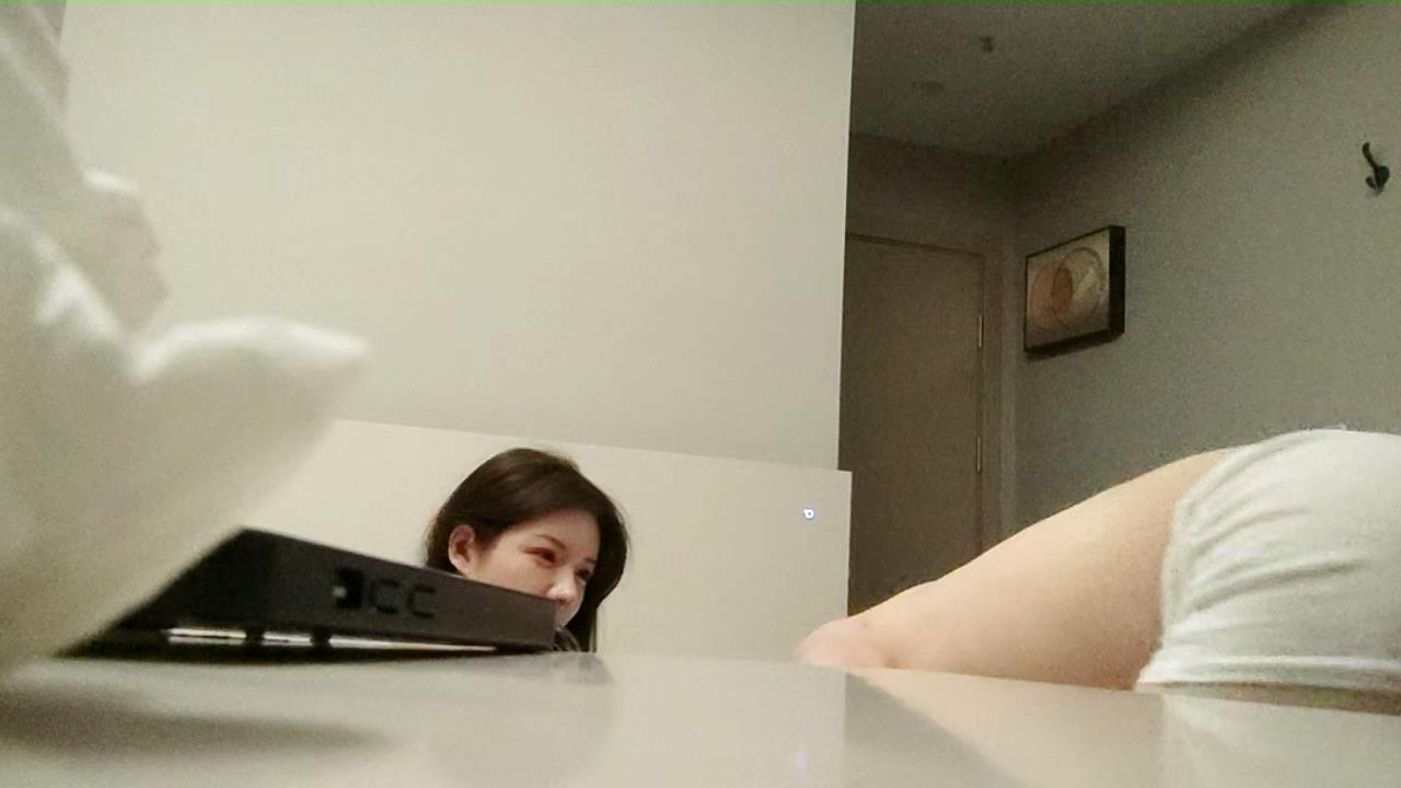 开房约炮，妹妹不错视角差点，张开双腿一顿舔逼，抱着操舒服的呻吟