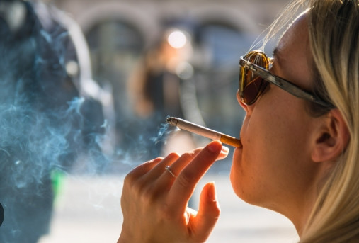 43岁熟妇恋上21岁鲜肉，她说这就是命