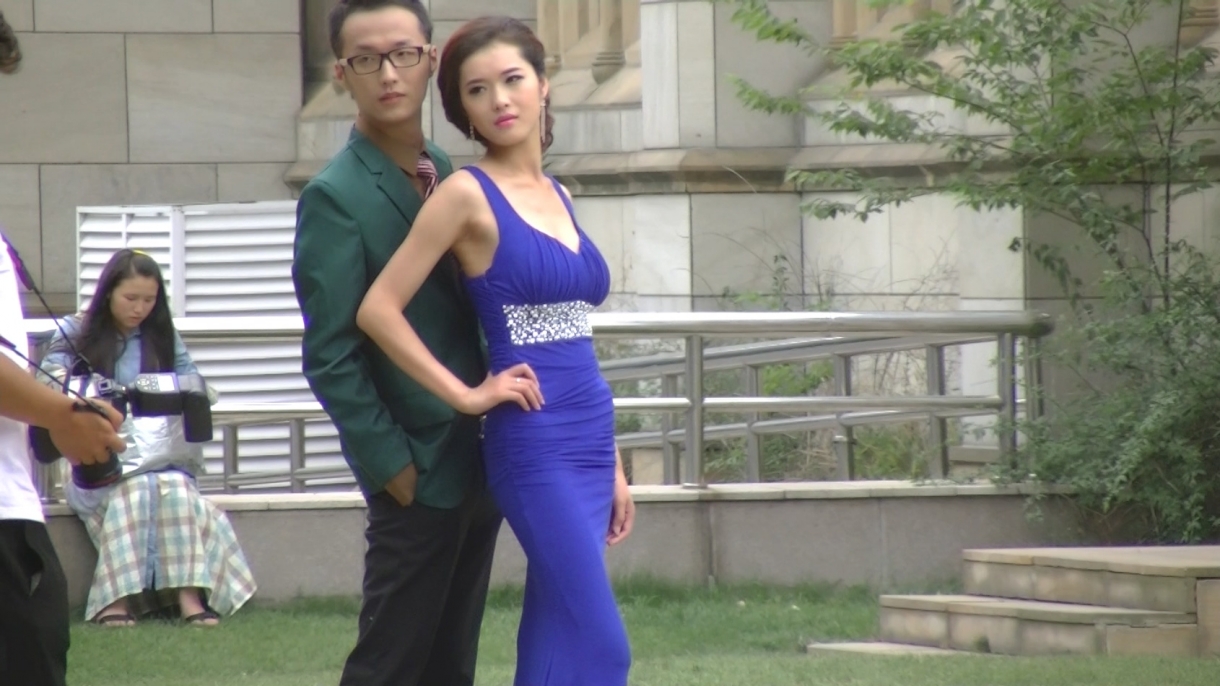 蹲守女厕偷拍即将成为别人媳妇的极品美女方便，真是人美逼靓，拥有她的男人真是性福呀