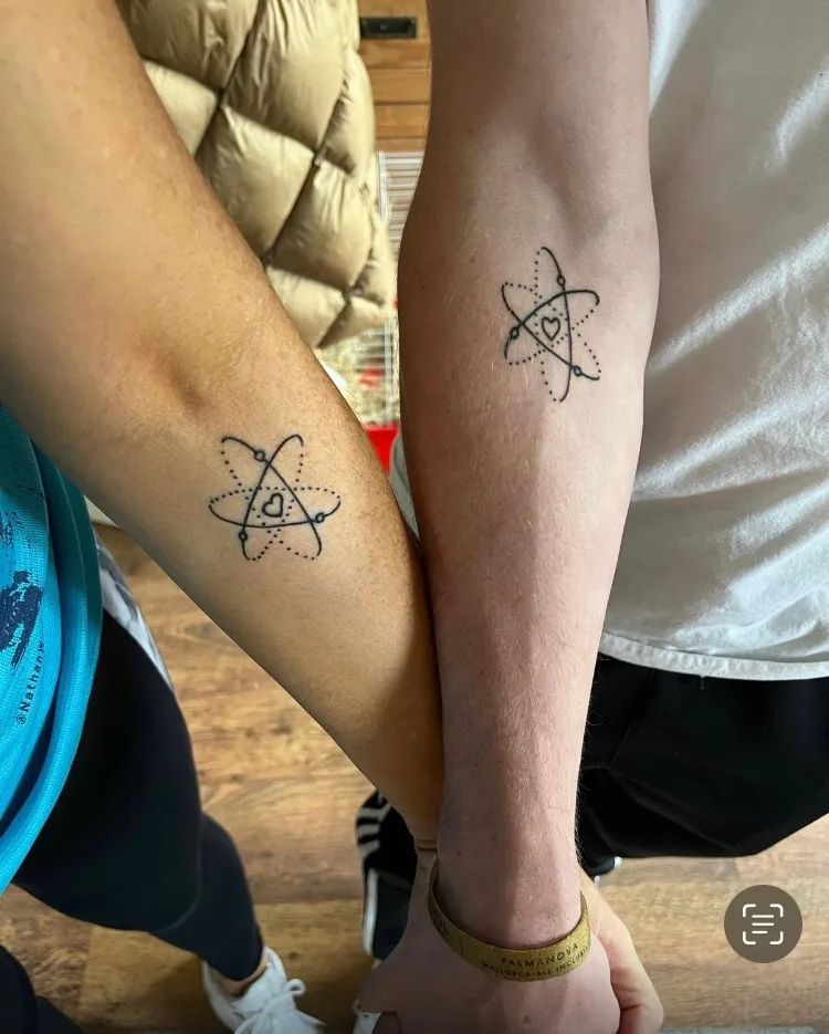 43岁熟妇恋上21岁鲜肉，她说这就是命