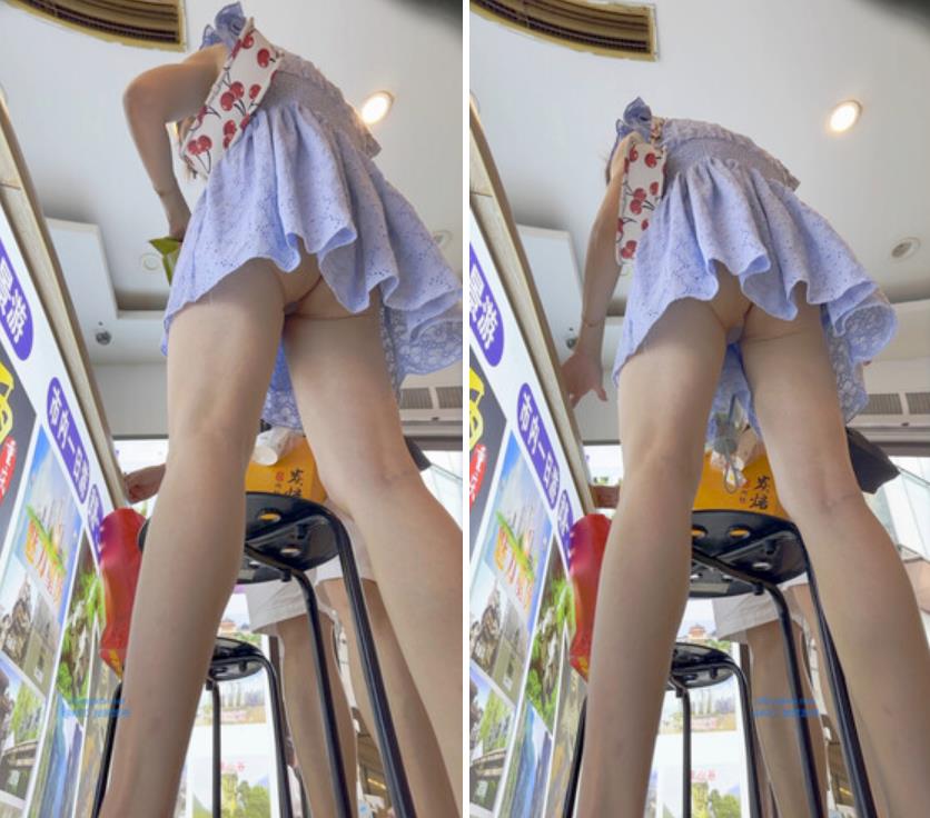 偷拍美女裙底风光极品靓女和大哥逛街翘臀夹着骚窄内越走越紧小吃街抄底包臀裙小姐姐粉内弯腰侧面露毛了