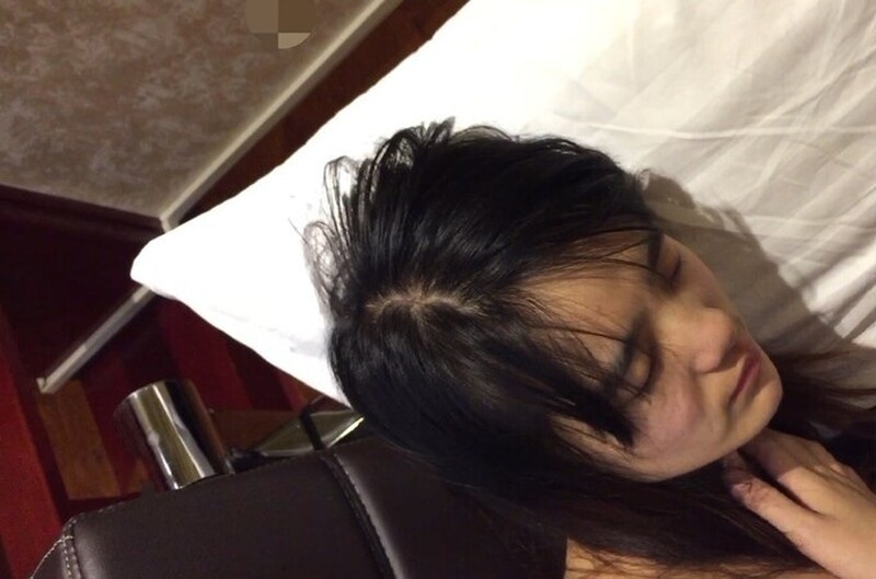 00后女室友喝的烂醉迷迷糊糊的时候被男友用牛奶帮她灌肠小鲍鱼被糟蹋得一塌糊涂